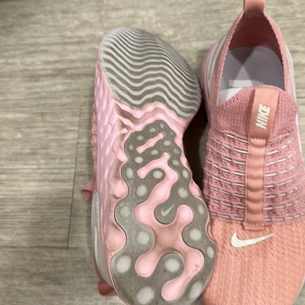 Nike women active sport shoes, size 9, pink color